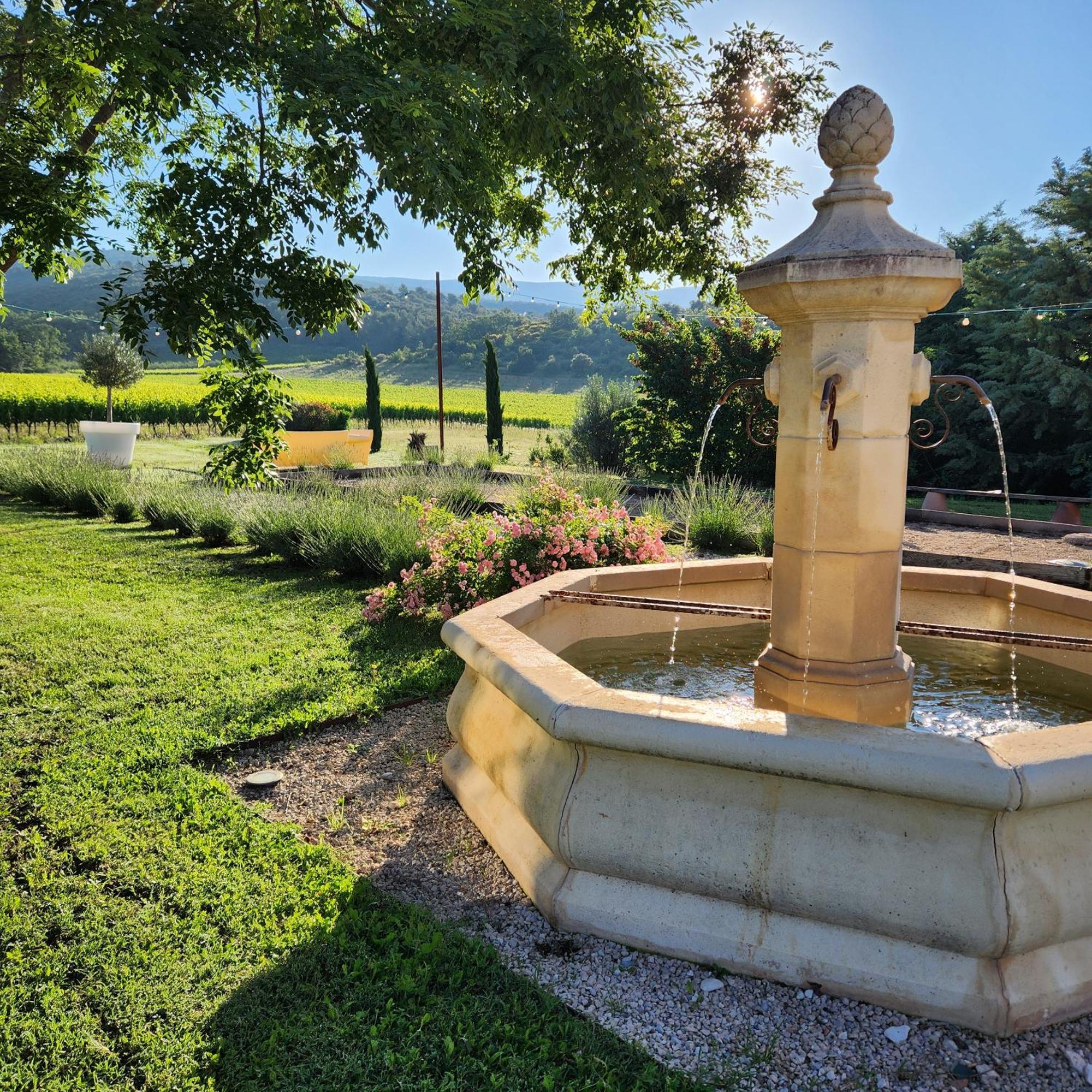 La Fontaine Des Noyers